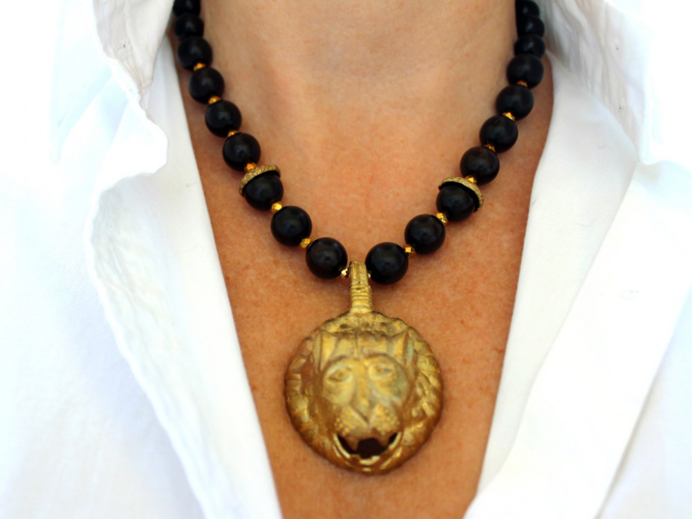 Renacimiento doblado Abuelo Collar de Ébano y colgante cabeza de león en bronce.
