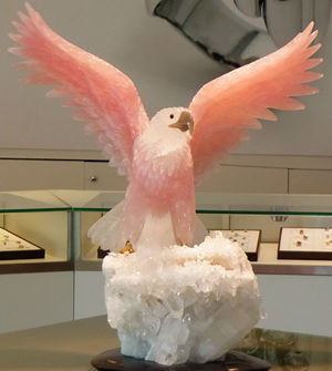 Águila con cuarzo rosa.